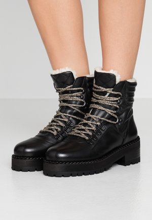 Enkellaarsjes met plateauzool - black