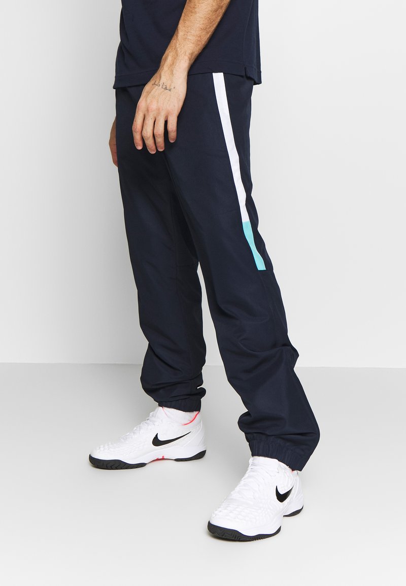 Pantalon De Jogging Uni Brillant Avec Plis Marqués Lacoste