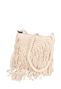 Borsa all'uncinetto color crema con dettagli in frange testurizzate, dotata di una tracolla intrecciata e di una chiusura con zip sulla parte superiore.