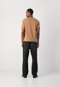 GANT PRINTED ARCHIVE SHIELD - T-shirt basique - roasted walnut