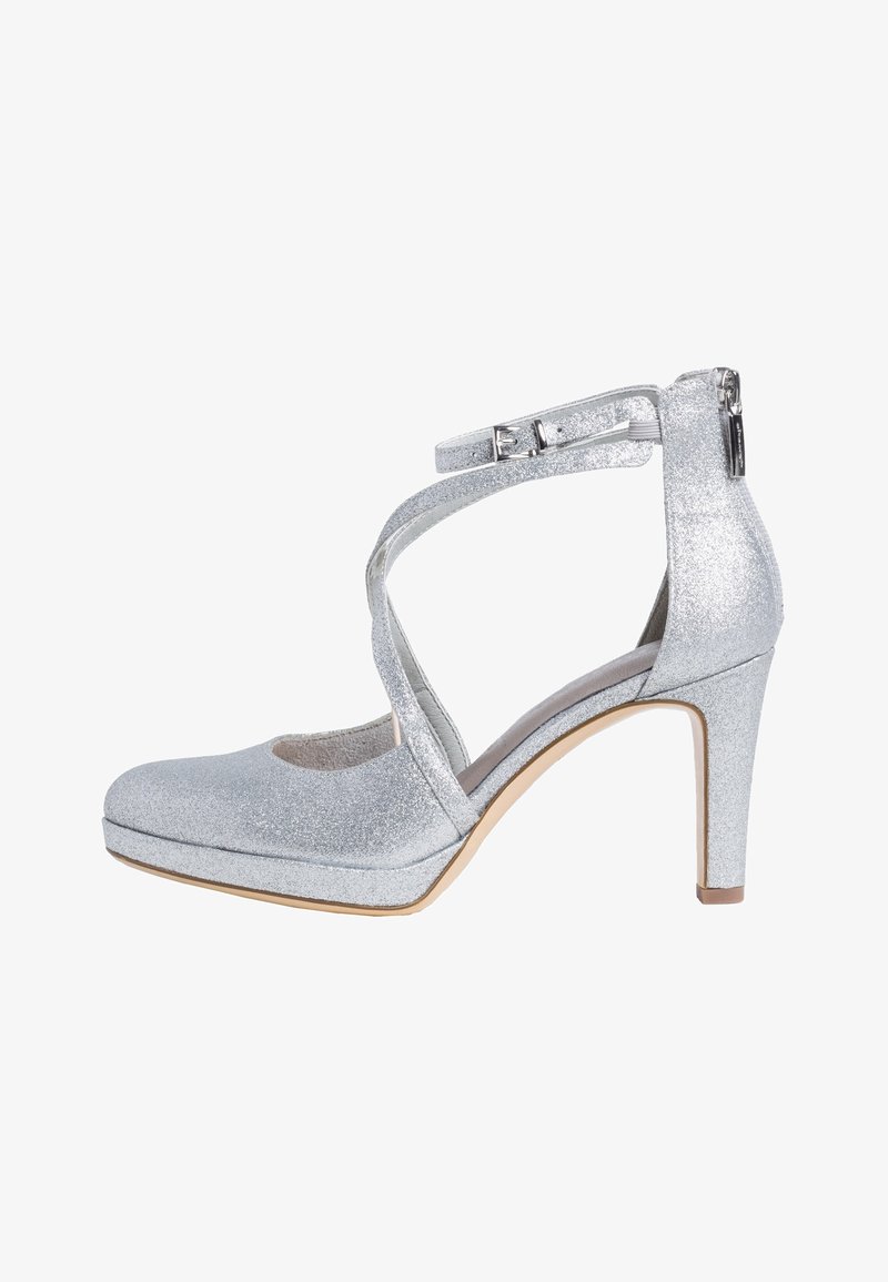 Srebrny brokatowy but na wysokim obcasie z krzyżującymi się paskami i klamrą na kostce, zaokrąglony czubek i lekka platforma dla stabilności.