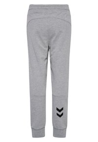Grijze sweatpants met een taps toelopend ontwerp, elastische tailleband en zwarte chevronaccenten op het onderbeen. Zachte, gestructureerde stof.