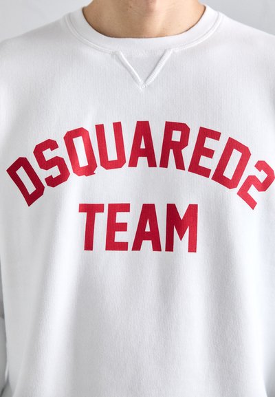 Pullover bianco con colletto a girocollo, tessuto testurizzato e audace lettering rosso che recita "DSQUARED2 TEAM" in formato ad arco.