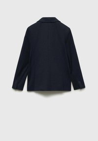 Blazer navy con design a un petto, texture liscia, rever a pettine e polsini con bottoni. Il retro presenta una silhouette pulita e sartoriale.