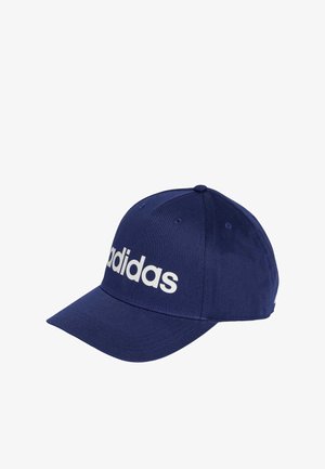 Cappellino da baseball blu navy con visiera curvata, caratterizzato da un prominente logo bianco "adidas" sulla parte frontale, realizzato in tessuto testurizzato.