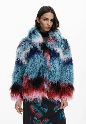 Nepbont jasje met een kleurverloop van blauw, roze, rood en zwart, met een lange, golvende textuur en een brede kraag.