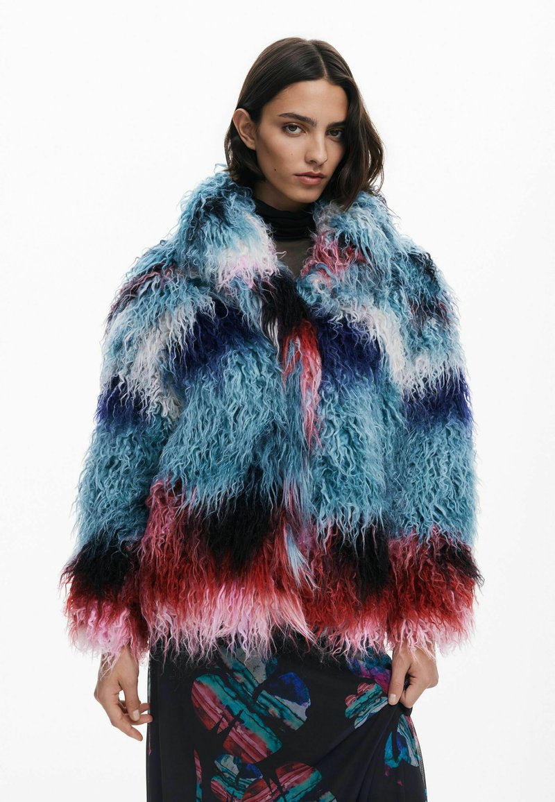 Faux-Fur-Jacke mit einem Farbverlauf in Blau, Pink, Rot und Schwarz, mit langem, welligem Textur und einem breiten Kragen.