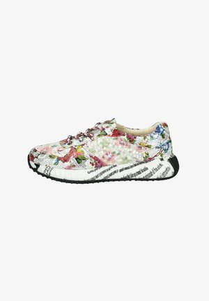 Baskets multicolores avec des motifs floraux et des sequins, présentant une semelle intermédiaire blanche avec des accents de texte et une semelle extérieure en caoutchouc noire.
