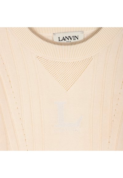 Μπεζ πλεκτό πουλόβερ με ραβδωτή υφή, στρογγυλή λαιμόκοψη και διακριτικό λογότυπο "L" στο κέντρο. Το ύφασμα είναι απαλό και το ελαφρώς φαρδύ φόρεμα προσφέρει άνεση.