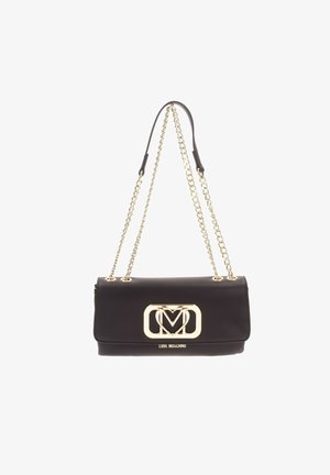 Bolso de mano de cuero negro con forma rectangular, herrajes dorados, correa de cadena para el hombro y detalle con logo en la parte frontal. Textura suave.