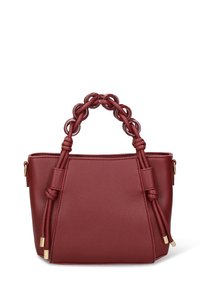 Borsa a mano in pelle borgogna con finitura testurizzata, doppi manici decorativi annodati e dettagli in metallo color oro su sfondo bianco.