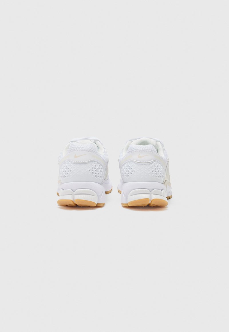 Nike Sportswear ZOOM VOMERO 5 - Tenisky - white phantom summit/white gum/brown