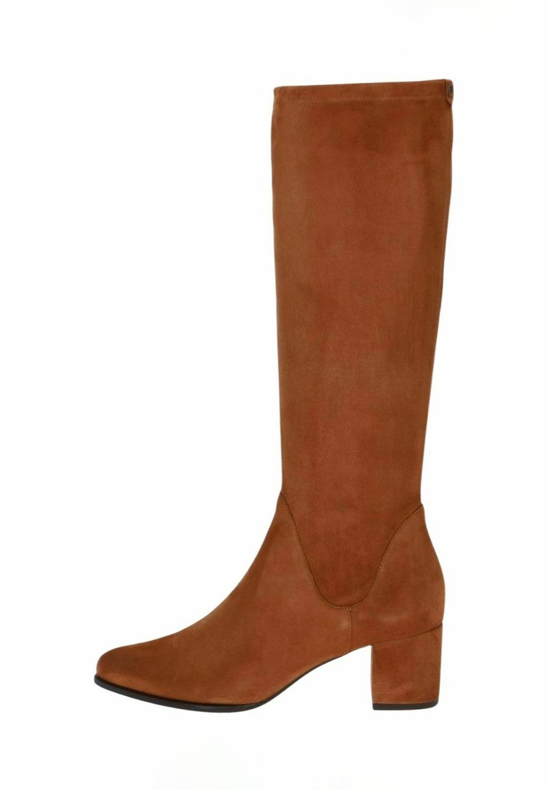 Bruine suede kniehoog laars met een blokhak. Gladde textuur, amandelvormige neus en een aansluitende schacht zonder zichtbare hardware of versieringen.