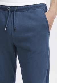 Blend BHSWEATPANTS REGULAR FIT - Treniņtērpa apakšdaļas - dress blues