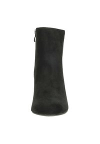 Zwarte suède enkellaars met een ronde neus, minimalistisch ontwerp en een zijrits voor gemakkelijke toegang. Gladde textuur zonder zichtbare patronen.