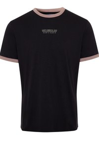 Camiseta negra de manga corta con ribete marrón claro en el cuello y las mangas, texto "Santa Monica Ride" y coordenadas centradas en el pecho.