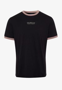 Camiseta negra de manga corta con ribete marrón claro en el cuello y las mangas, texto "Santa Monica Ride" y coordenadas centradas en el pecho.