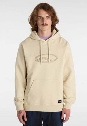 Sudadera beige de tela suave, con un bolsillo tipo canguro en la parte delantera y un logo en relieve. Mangas largas con puños acanalados.
