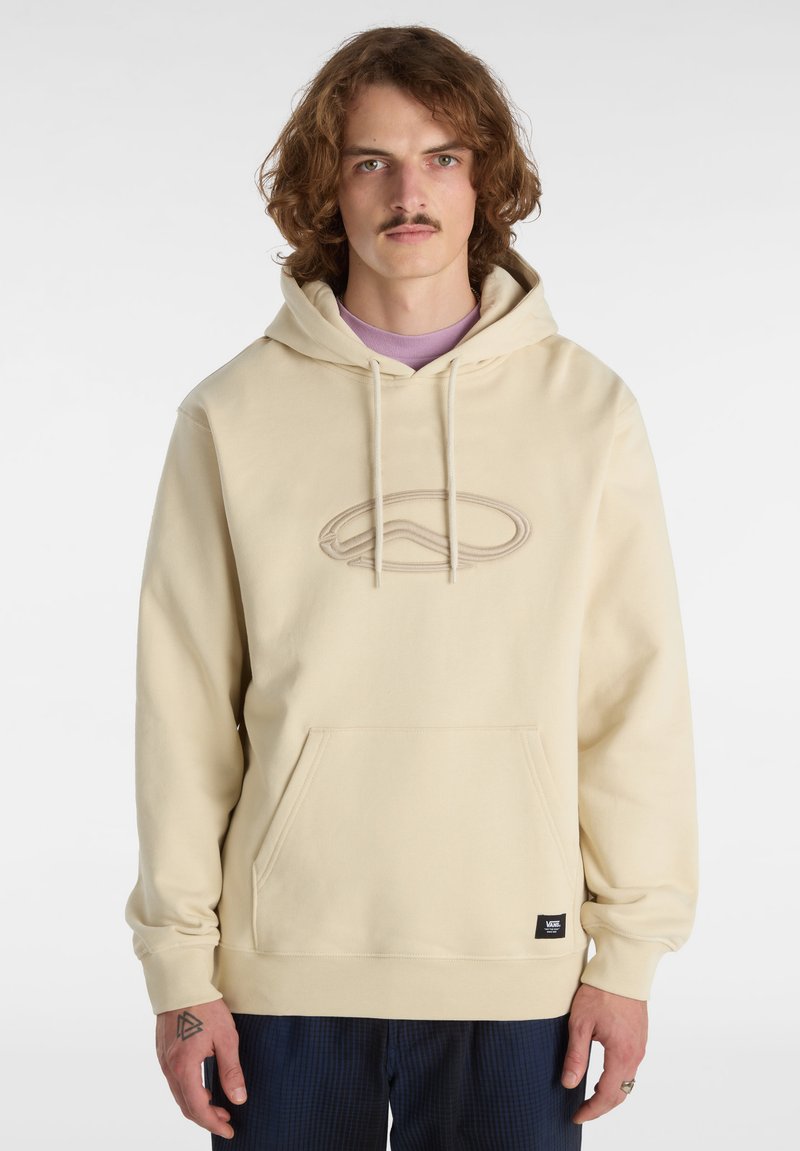 Felpa beige realizzata in morbido tessuto, dotata di una tasca a marsupio frontale e di un logo in rilievo. Maniche lunghe con polsini a coste.