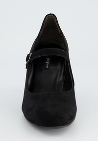 Chaussure à talon haut en suede noir avec un bout fermé et une sangle sur le coup de pied, présentant un talon plat et une doublure intérieure texturée.