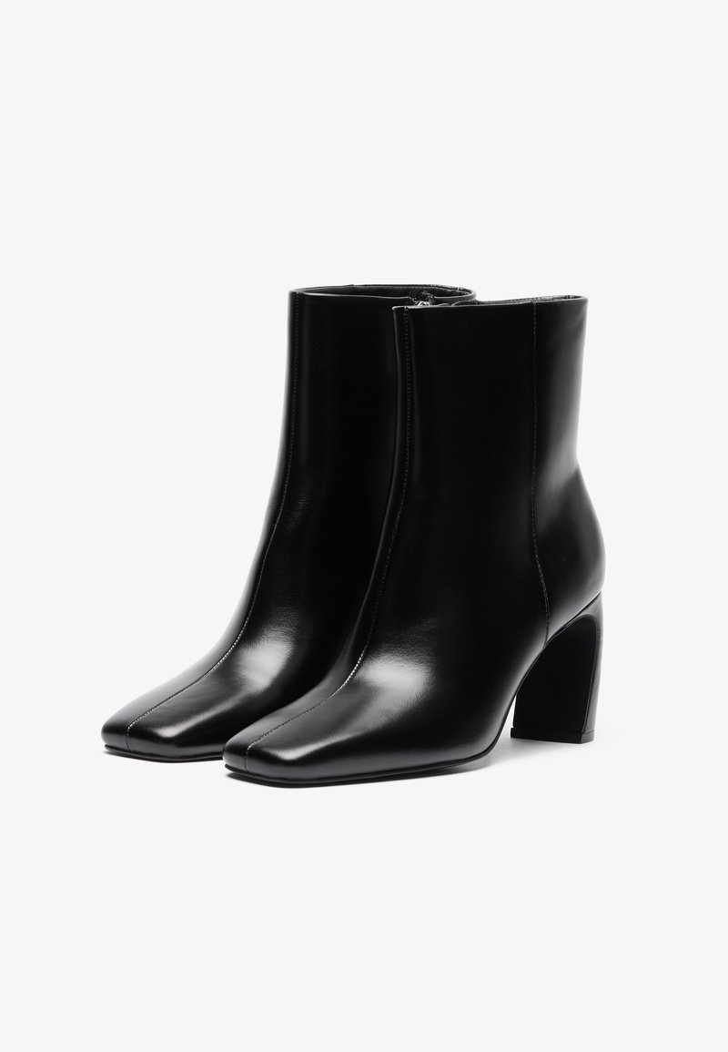 Czarne skórzane botki za kostkę z kwadratowym noskiem, zapięciem na zamek i słupkowym obcasem. Gładka faktura, czyste linie i minimalistyczny design.