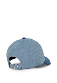 Gaiši zilā džinsu cepure ar izliekto vizieri. Aprīkota ar regulējamu siksniņu aizmugurē un teksturētu auduma dizainu.