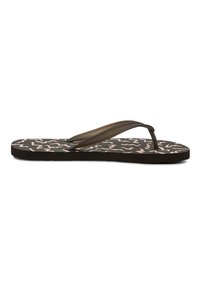Sort flip-flop med en struktureret sål, der har et pink geometrisk mønster. Stropperne er glatte og brune med et minimalistisk design.
