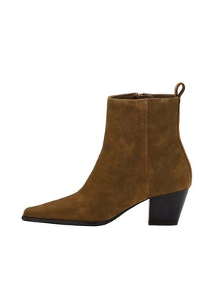 Brauner Wildleder-Stiefelette mit spitzer Zehe, seitlichem Reißverschluss, Lasche an der Ferse und mittelhohem schwarzem Blockabsatz.