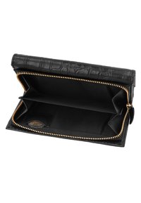 Portafoglio nero con texture a coccodrillo aperto, che mostra due scomparti e una cerniera dorata con alcune monete all'interno di una tasca.