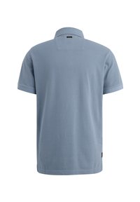 Polo-shirt à manches courtes bleu clair vu de dos avec une petite étiquette noire près du col et de l'ourlet.