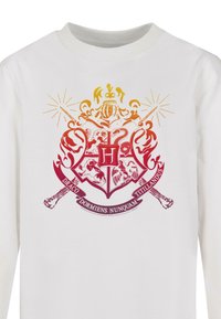Biała koszula z długim rękawem z kolorowym nadrukiem emblemu z ozdobnym herbem oraz napisem "Draco Dormiens Nunquam Tittilandus" na dole.