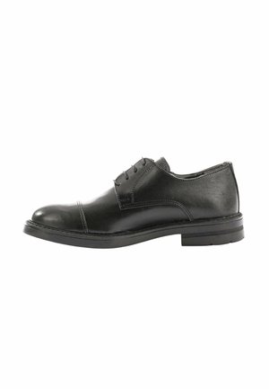 Scarpa da uomo in pelle nera con punta arrotondata, chiusura con lacci, dettagli cuciti e suola piatta in gomma bassa. Texture liscia con elementi di design minimal.