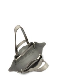 Borsa shopping in pelle grigia con due manici superiori, tasca interna con zip e una finitura morbida e testurizzata. Ampia apertura per un facile accesso al contenuto.
