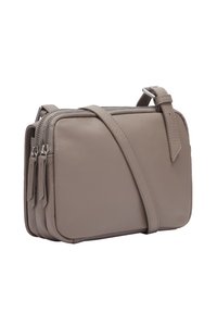 Borsa a tracolla grigia in pelle con forma rettangolare, doppi scomparti zip e tracolla regolabile. Texture liscia con accenti minimi.
