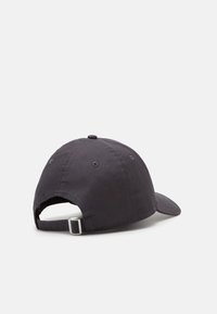 Casquette en coton gris foncé avec un visière courbée, sangle ajustable à l'arrière et détails de broderie. Présente des trous de ventilation sur le sommet.