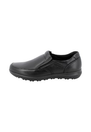Scarpa nera slip-on realizzata in pelle liscia e texture, con punta arrotondata e suola in gomma con grip. Minimal hardware e dettagli.