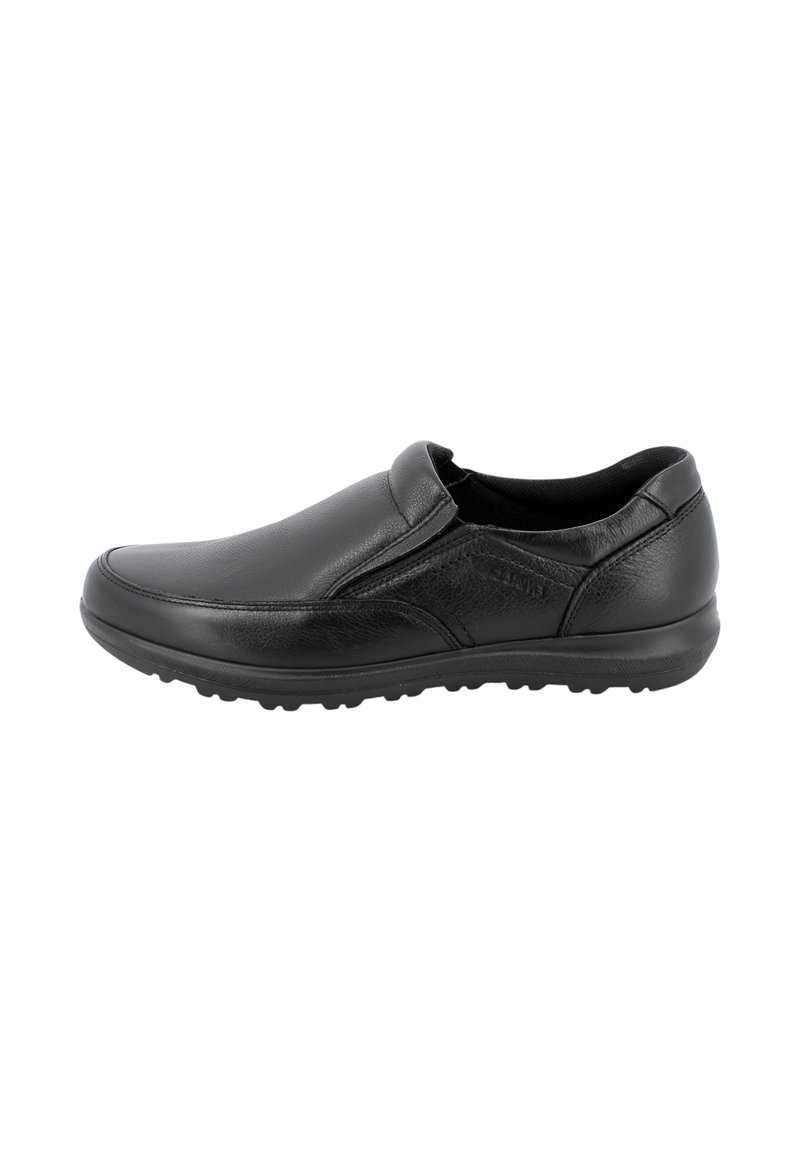 Scarpa nera slip-on realizzata in pelle liscia e texture, con punta arrotondata e suola in gomma con grip. Minimal hardware e dettagli.