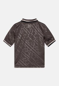 Polo à manches courtes en tissu gris foncé avec un motif de logo répétitif. Présente un col et des poignets rayés noirs et beiges.