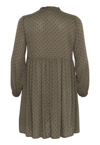 Robe vert olive avec des pois noirs, manches longues, taille froncée et encolure ronde avec détail en volants. Tissu doux et léger.