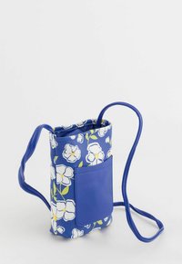 Bolso cruzado azul hecho de material texturizado que presenta un patrón floral y un bolsillo externo con un acabado suave. Correa ajustable.