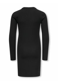 Svart räfflad klänning med långa ärmar, rund halsringning och en figurnära silhuett som framhäver en mjuk textur och en minimalistisk design.