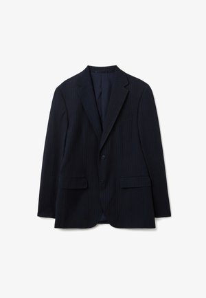 Donkerblauwe blazer met verticale krijtstreepjes, inkeping revers, twee voorzakken, sluiting met één knoop en gladde stoftextuur.
