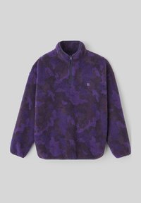 Pull en polaire avec un motif camouflage violet, doté d'un col zippé à quart, d'une texture douce, de manches longues et d'un petit logo à l'avant.