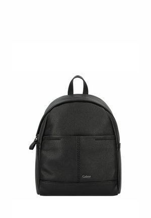 Mochila de cuero negro con un acabado texturizado, parte superior redondeada, bolsillo frontal con cremallera y un pequeño asa en la parte superior. Presenta un discreto logotipo.