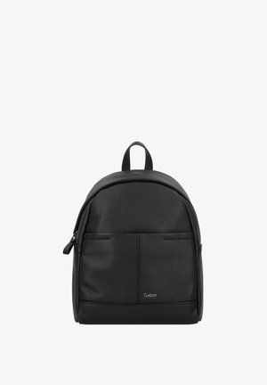 Sac à dos en cuir noir avec une finition texturée, un dessus arrondi, une poche zippée à l'avant et une petite poignée en boucle sur le dessus. Présente un branding subtil.