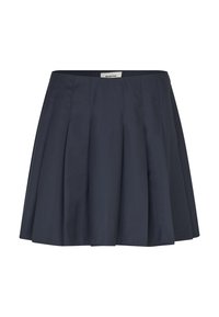 Tmavomodrá skladaná sukňa s hladkým povrchom, dĺžka do polovice stehna a skrytý bočný zips; štítok viditeľný na páse.