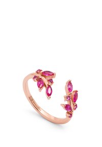 Anello in oro rosa con gemme rosa di forme a goccia e marquise, disposte in un design floreale con una finitura lucida.