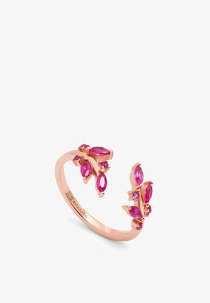Anillo de oro rosa con gemas rosas en formas de lágrima y marquesa, dispuestas en un diseño floral con un acabado pulido.