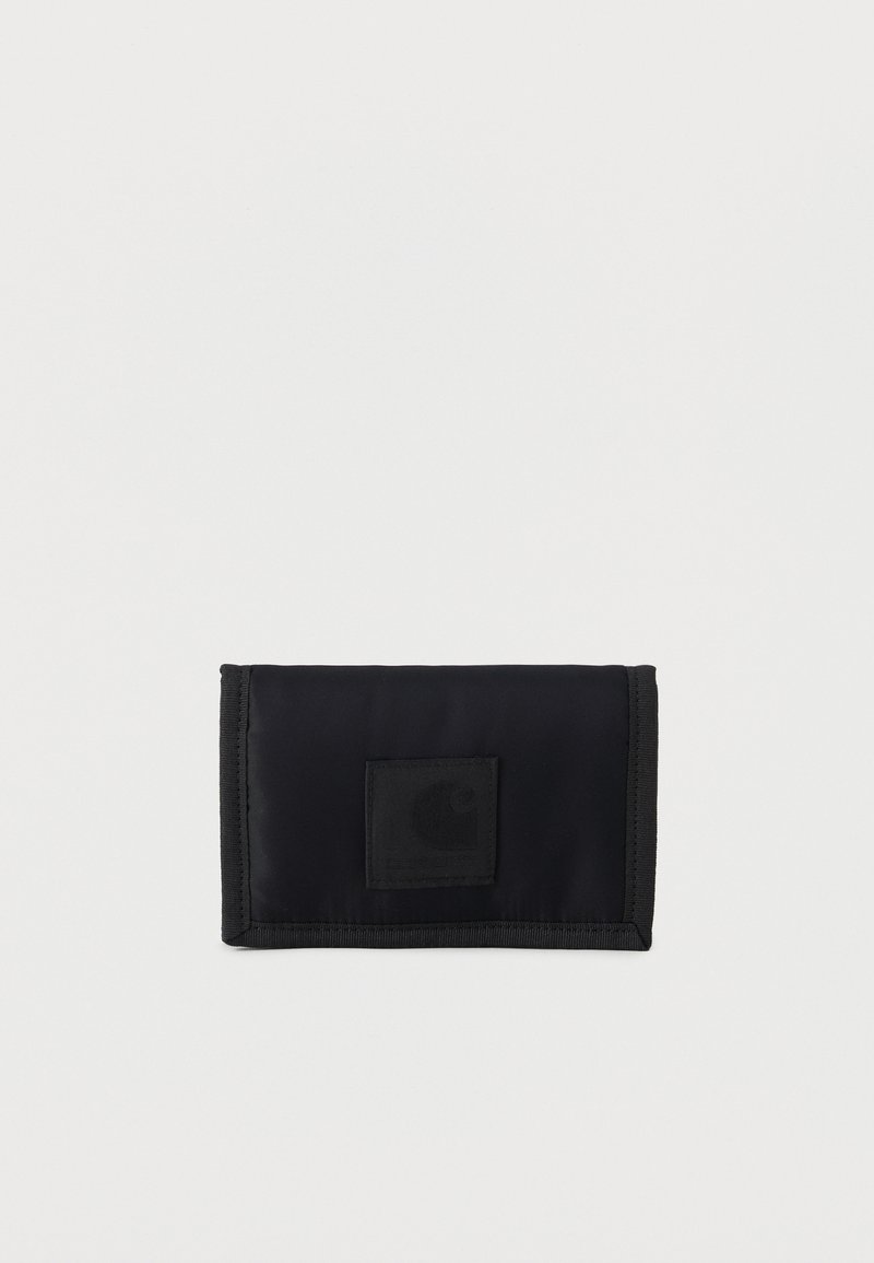 Cartera rectangular de tela negra con bordes cosidos y una placa cuadrada con el logotipo centrada en la solapa delantera.