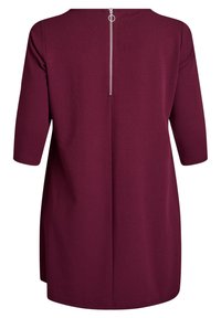 Robe tunique bordeaux à manches trois-quarts, avec une fermeture éclair dans le dos et une coupe droite tombant en dessous des hanches.